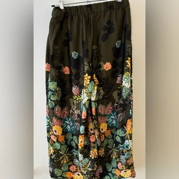 Floral print cropped wide leg pants from the Loft - your new favorite! - Picture 2 of 4